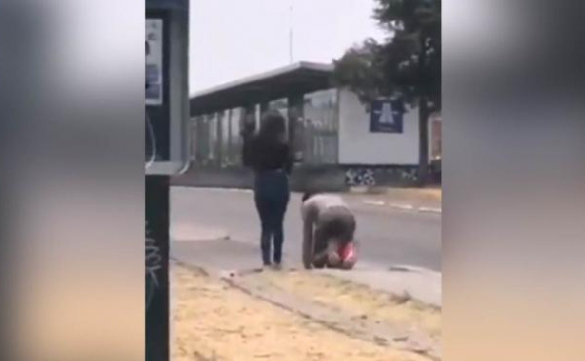 Woman puts her boyfriend to crawl in the street for being unfaithful