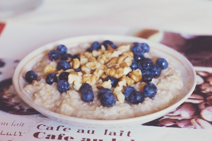 Oatmeal with blueberries the best breakfast for the whole family. Photo: Pixabay