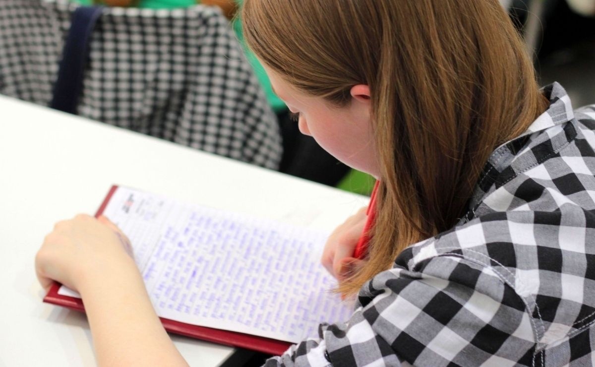 Girl cuts real bills to do her homework VIDEO